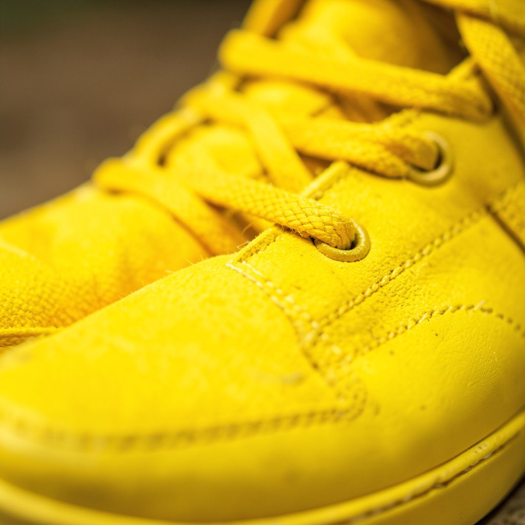 Par de zapatos intervenidos con impresiones de obras de arte clásicas sobre la superficie del calzado